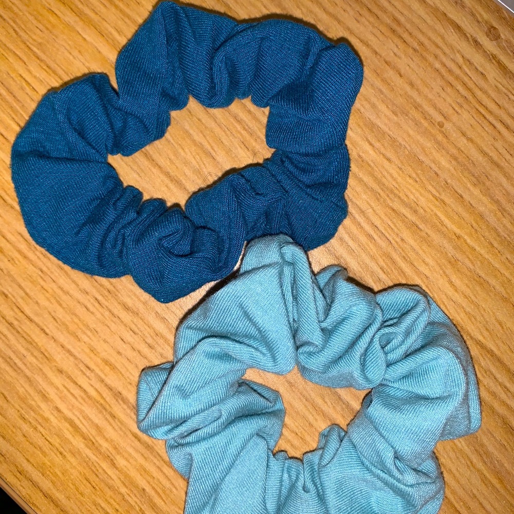 2 scrunchies